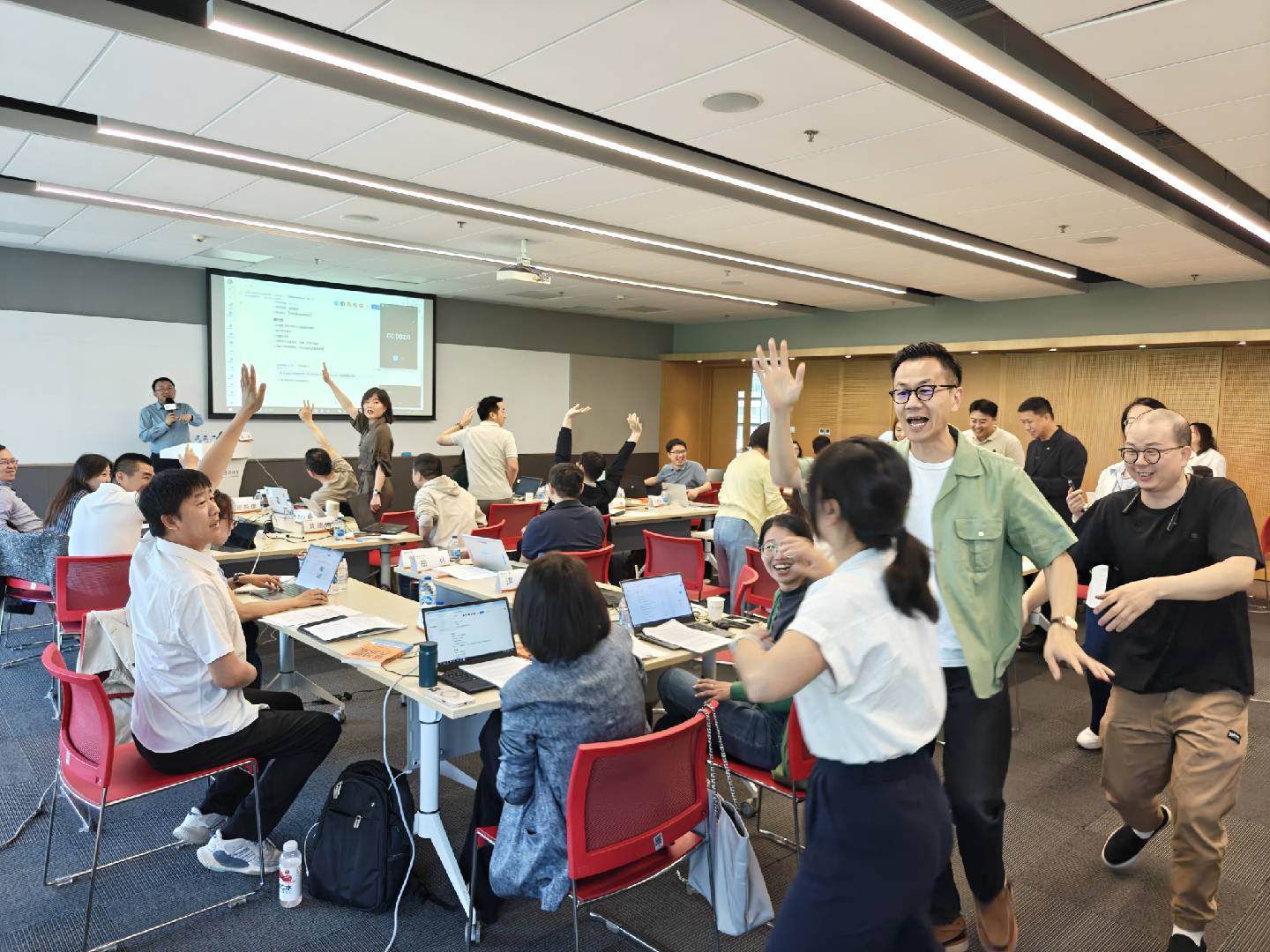 张璐在课堂上与学员互动